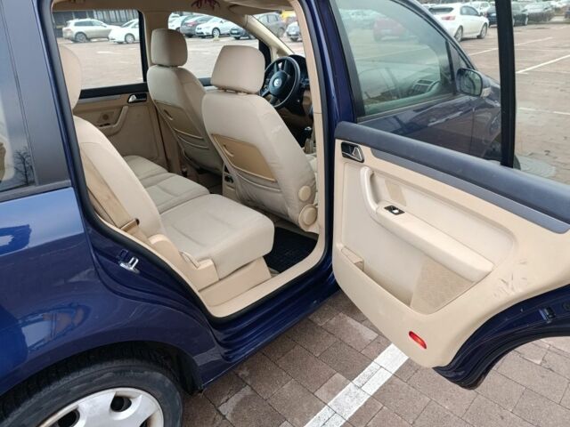 Сірий Фольксваген Туран, об'ємом двигуна 2 л та пробігом 300 тис. км за 2349 $, фото 15 на Automoto.ua