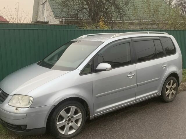 Серый Фольксваген Туран, объемом двигателя 2 л и пробегом 280 тыс. км за 3572 $, фото 1 на Automoto.ua