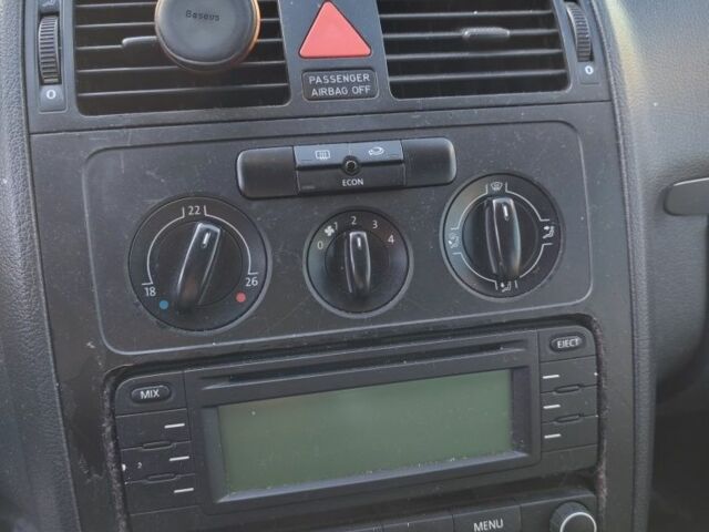 Серый Фольксваген Туран, объемом двигателя 2 л и пробегом 378 тыс. км за 2600 $, фото 11 на Automoto.ua