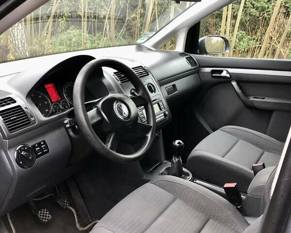 Серый Фольксваген Туран, объемом двигателя 1.9 л и пробегом 300 тыс. км за 5500 $, фото 6 на Automoto.ua