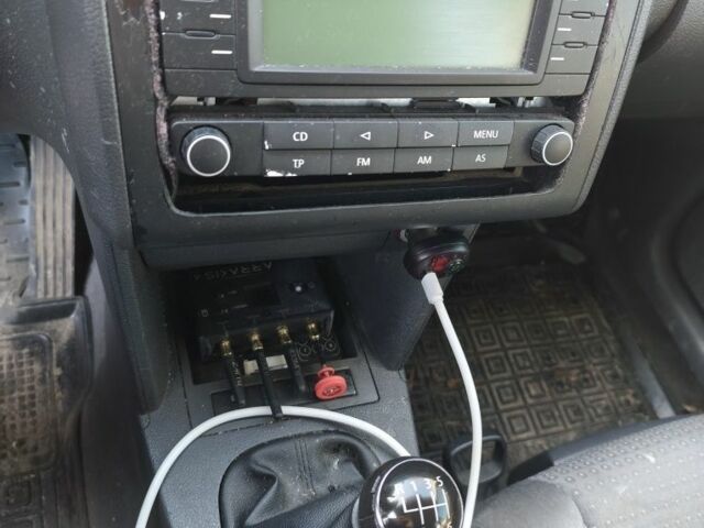 Серый Фольксваген Туран, объемом двигателя 2 л и пробегом 378 тыс. км за 2600 $, фото 12 на Automoto.ua