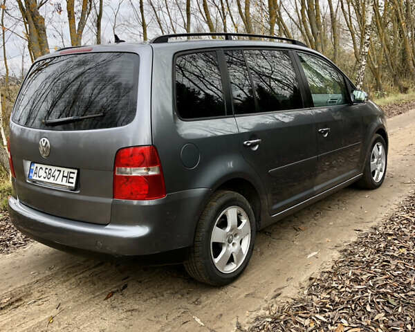 Серый Фольксваген Туран, объемом двигателя 1.9 л и пробегом 300 тыс. км за 5500 $, фото 2 на Automoto.ua