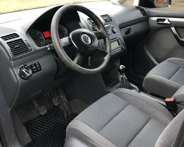 Серый Фольксваген Туран, объемом двигателя 1.97 л и пробегом 350 тыс. км за 5500 $, фото 11 на Automoto.ua