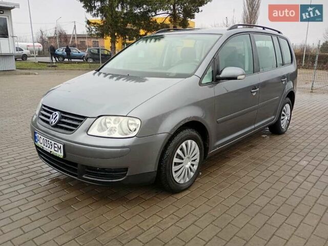 Серый Фольксваген Туран, объемом двигателя 1.6 л и пробегом 238 тыс. км за 4299 $, фото 1 на Automoto.ua