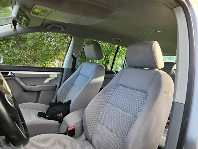 Серый Фольксваген Туран, объемом двигателя 2 л и пробегом 380 тыс. км за 2350 $, фото 10 на Automoto.ua