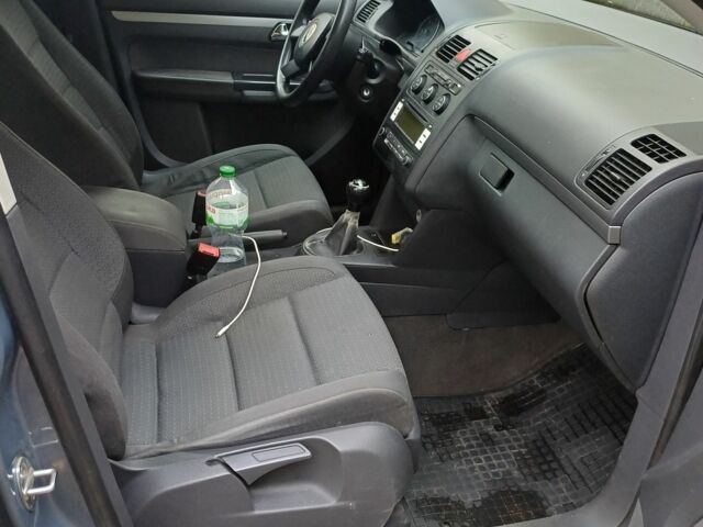 Серый Фольксваген Туран, объемом двигателя 2 л и пробегом 305 тыс. км за 3700 $, фото 6 на Automoto.ua