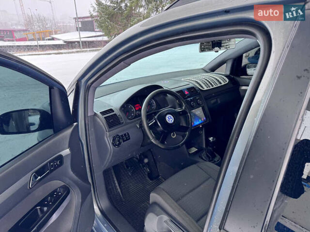 Серый Фольксваген Туран, объемом двигателя 2 л и пробегом 156 тыс. км за 5400 $, фото 40 на Automoto.ua