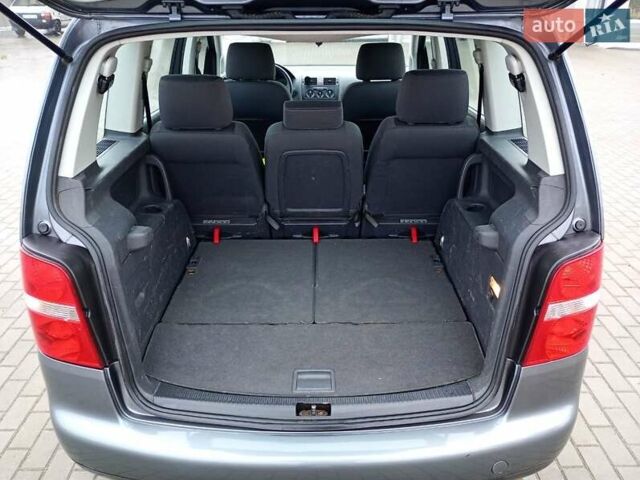 Серый Фольксваген Туран, объемом двигателя 1.6 л и пробегом 238 тыс. км за 4299 $, фото 28 на Automoto.ua