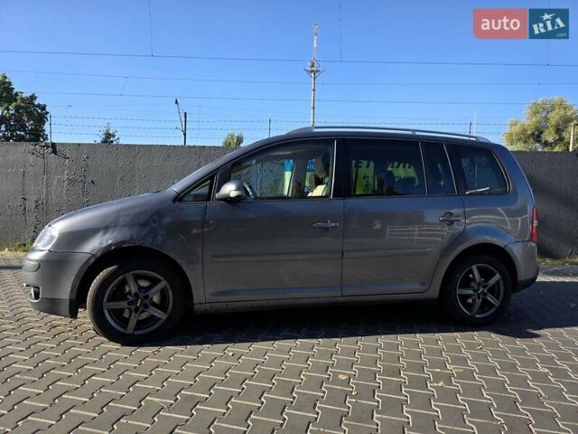 Серый Фольксваген Туран, объемом двигателя 2 л и пробегом 358 тыс. км за 4500 $, фото 1 на Automoto.ua