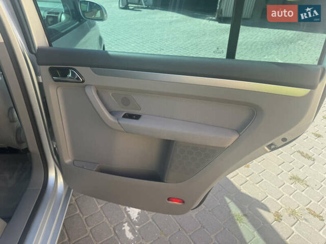 Серый Фольксваген Туран, объемом двигателя 1.6 л и пробегом 187 тыс. км за 7100 $, фото 20 на Automoto.ua