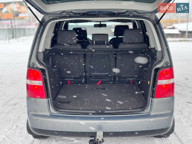 Серый Фольксваген Туран, объемом двигателя 2 л и пробегом 156 тыс. км за 5400 $, фото 16 на Automoto.ua