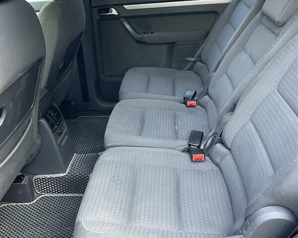 Серый Фольксваген Туран, объемом двигателя 1.98 л и пробегом 231 тыс. км за 4450 $, фото 14 на Automoto.ua