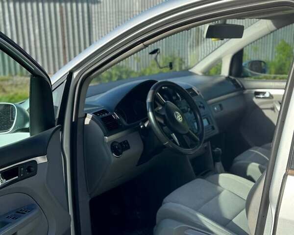 Сірий Фольксваген Туран, об'ємом двигуна 1.9 л та пробігом 387 тис. км за 5300 $, фото 6 на Automoto.ua