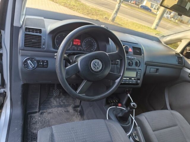 Серый Фольксваген Туран, объемом двигателя 2 л и пробегом 378 тыс. км за 2600 $, фото 9 на Automoto.ua