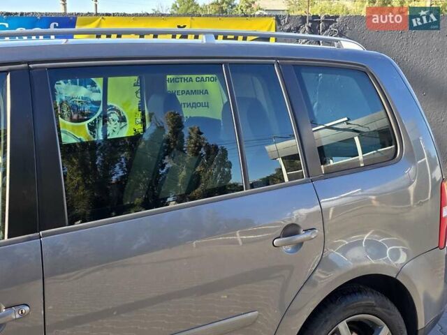 Серый Фольксваген Туран, объемом двигателя 2 л и пробегом 358 тыс. км за 4500 $, фото 5 на Automoto.ua