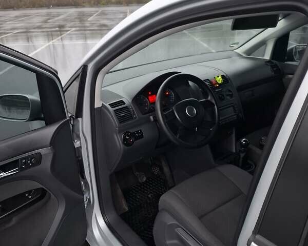 Серый Фольксваген Туран, объемом двигателя 1.6 л и пробегом 207 тыс. км за 5700 $, фото 1 на Automoto.ua