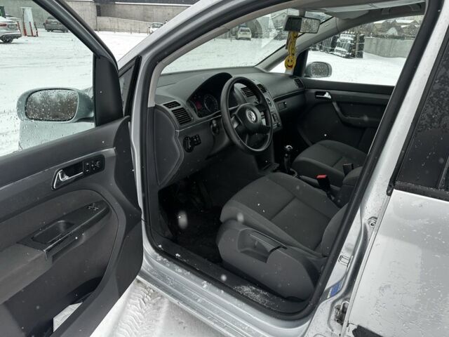 Серый Фольксваген Туран, объемом двигателя 2 л и пробегом 300 тыс. км за 3500 $, фото 5 на Automoto.ua