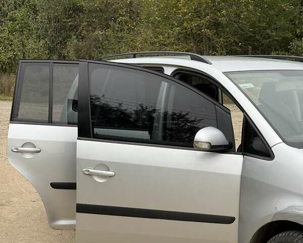 Серый Фольксваген Туран, объемом двигателя 1.9 л и пробегом 353 тыс. км за 5305 $, фото 5 на Automoto.ua