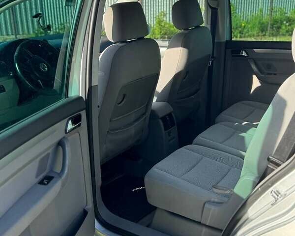 Сірий Фольксваген Туран, об'ємом двигуна 1.9 л та пробігом 387 тис. км за 5300 $, фото 5 на Automoto.ua