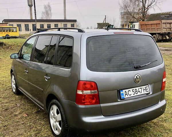 Серый Фольксваген Туран, объемом двигателя 1.9 л и пробегом 300 тыс. км за 5300 $, фото 3 на Automoto.ua