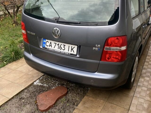 Серый Фольксваген Туран, объемом двигателя 1.6 л и пробегом 320 тыс. км за 5500 $, фото 8 на Automoto.ua