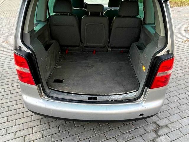 Сірий Фольксваген Туран, об'ємом двигуна 2 л та пробігом 300 тис. км за 2700 $, фото 9 на Automoto.ua