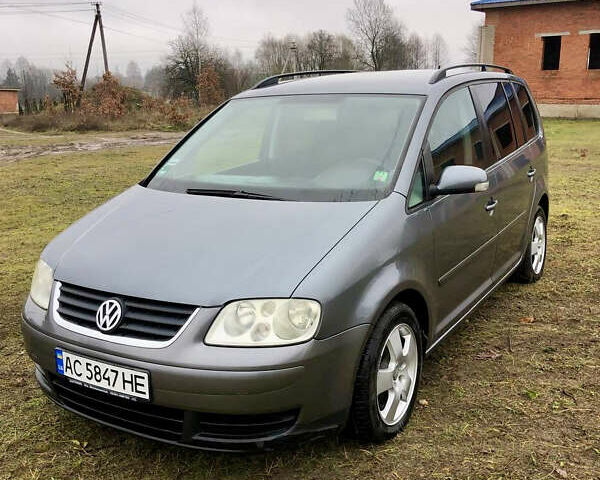 Серый Фольксваген Туран, объемом двигателя 1.9 л и пробегом 300 тыс. км за 5300 $, фото 1 на Automoto.ua