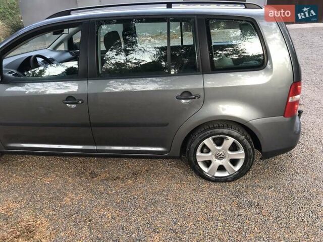 Серый Фольксваген Туран, объемом двигателя 1.6 л и пробегом 232 тыс. км за 5850 $, фото 2 на Automoto.ua