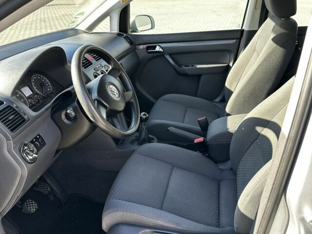 Серый Фольксваген Туран, объемом двигателя 1.6 л и пробегом 228 тыс. км за 4700 $, фото 4 на Automoto.ua