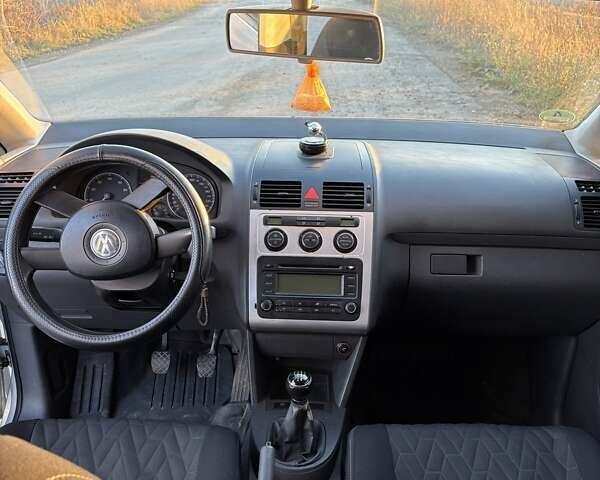 Серый Фольксваген Туран, объемом двигателя 1.6 л и пробегом 280 тыс. км за 5700 $, фото 4 на Automoto.ua