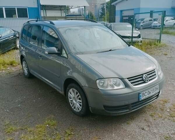 Серый Фольксваген Туран, объемом двигателя 1.9 л и пробегом 240 тыс. км за 5500 $, фото 1 на Automoto.ua