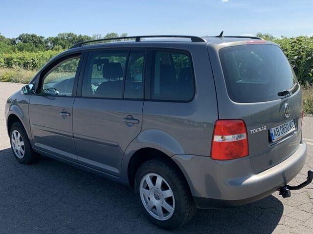 Серый Фольксваген Туран, объемом двигателя 1.6 л и пробегом 234 тыс. км за 6100 $, фото 4 на Automoto.ua