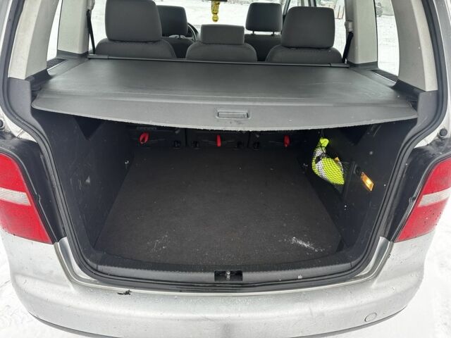 Серый Фольксваген Туран, объемом двигателя 2 л и пробегом 300 тыс. км за 3500 $, фото 7 на Automoto.ua