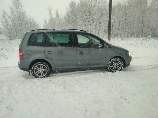 Серый Фольксваген Туран, объемом двигателя 2 л и пробегом 240 тыс. км за 4400 $, фото 2 на Automoto.ua