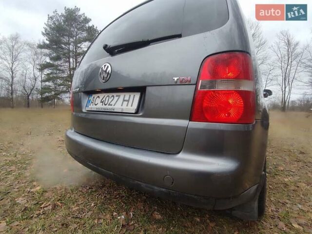Серый Фольксваген Туран, объемом двигателя 1.98 л и пробегом 240 тыс. км за 4900 $, фото 19 на Automoto.ua