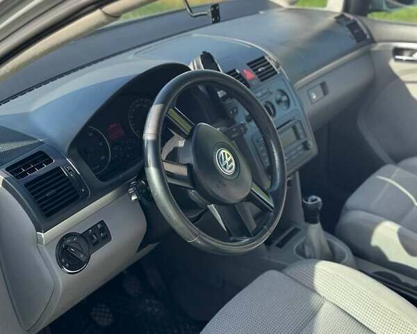 Сірий Фольксваген Туран, об'ємом двигуна 1.9 л та пробігом 387 тис. км за 5300 $, фото 4 на Automoto.ua