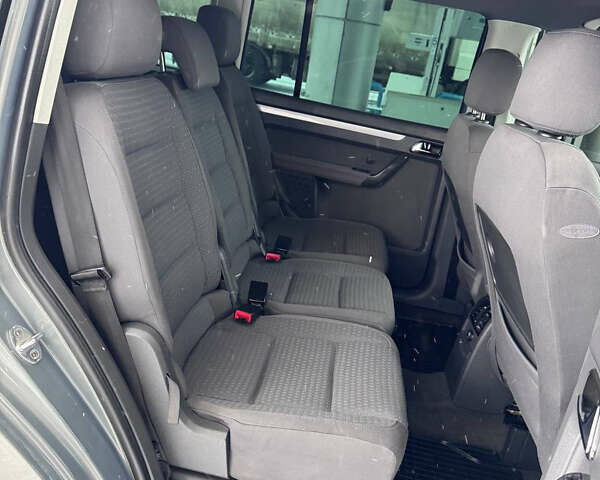 Серый Фольксваген Туран, объемом двигателя 2 л и пробегом 156 тыс. км за 5400 $, фото 18 на Automoto.ua