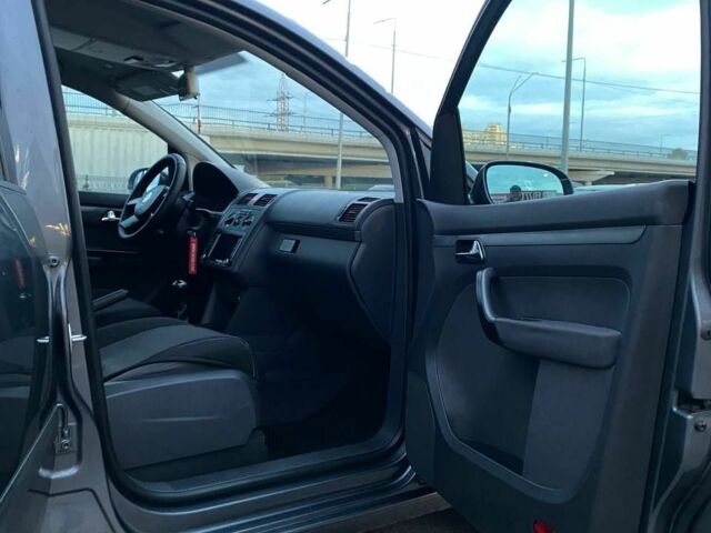 Серый Фольксваген Туран, объемом двигателя 1.6 л и пробегом 230 тыс. км за 6700 $, фото 5 на Automoto.ua