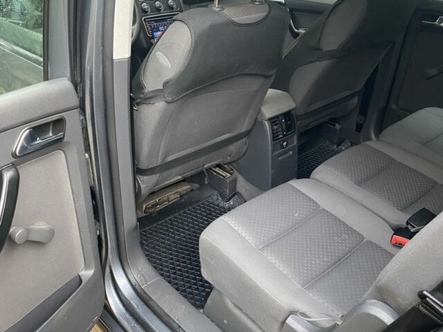 Серый Фольксваген Туран, объемом двигателя 1.6 л и пробегом 320 тыс. км за 5500 $, фото 12 на Automoto.ua