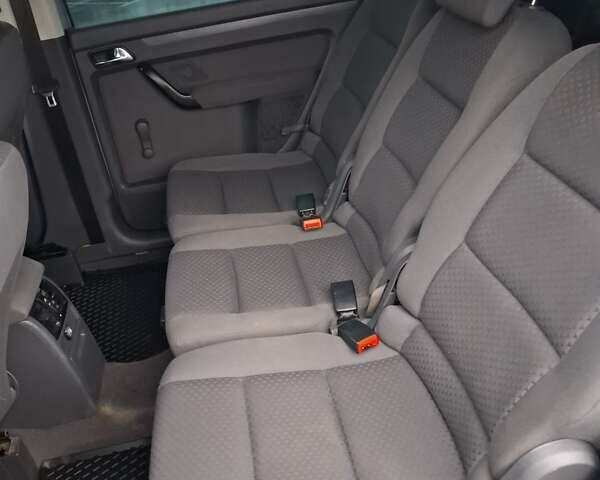 Серый Фольксваген Туран, объемом двигателя 1.6 л и пробегом 207 тыс. км за 5700 $, фото 2 на Automoto.ua