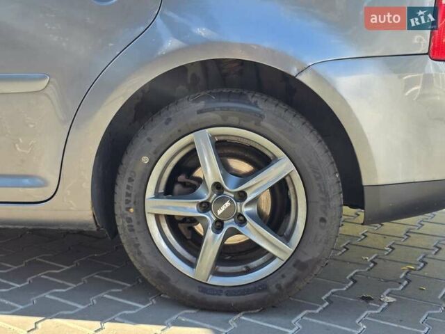 Серый Фольксваген Туран, объемом двигателя 2 л и пробегом 358 тыс. км за 4500 $, фото 6 на Automoto.ua