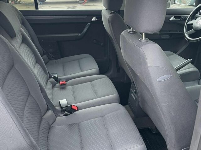 Сірий Фольксваген Туран, об'ємом двигуна 1.9 л та пробігом 330 тис. км за 2300 $, фото 8 на Automoto.ua