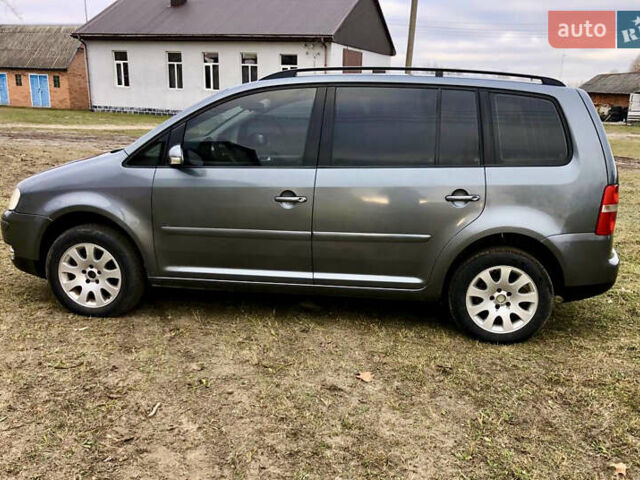 Серый Фольксваген Туран, объемом двигателя 1.97 л и пробегом 350 тыс. км за 5500 $, фото 3 на Automoto.ua