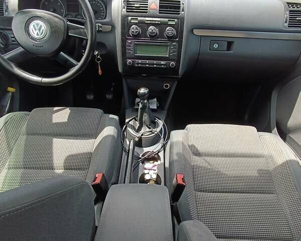 Серый Фольксваген Туран, объемом двигателя 2 л и пробегом 265 тыс. км за 4600 $, фото 7 на Automoto.ua