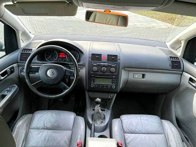 Сірий Фольксваген Туран, об'ємом двигуна 2 л та пробігом 300 тис. км за 2700 $, фото 8 на Automoto.ua