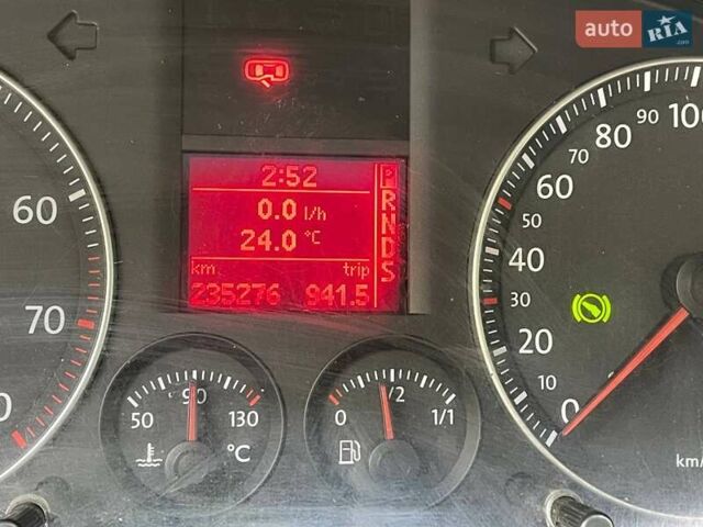 Сірий Фольксваген Туран, об'ємом двигуна 1.6 л та пробігом 235 тис. км за 5499 $, фото 6 на Automoto.ua
