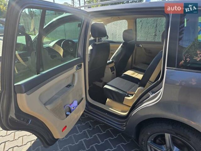 Серый Фольксваген Туран, объемом двигателя 2 л и пробегом 358 тыс. км за 4500 $, фото 19 на Automoto.ua