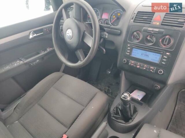 Серый Фольксваген Туран, объемом двигателя 1.98 л и пробегом 240 тыс. км за 4900 $, фото 5 на Automoto.ua