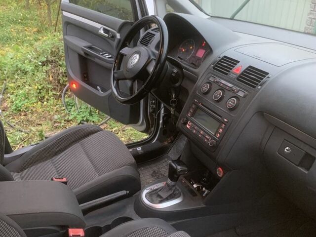 Серый Фольксваген Туран, объемом двигателя 2 л и пробегом 280 тыс. км за 3572 $, фото 5 на Automoto.ua