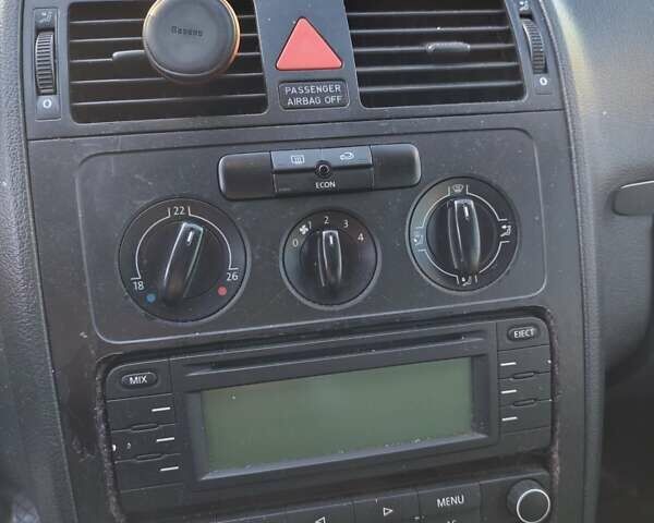 Серый Фольксваген Туран, объемом двигателя 2 л и пробегом 378 тыс. км за 2600 $, фото 9 на Automoto.ua